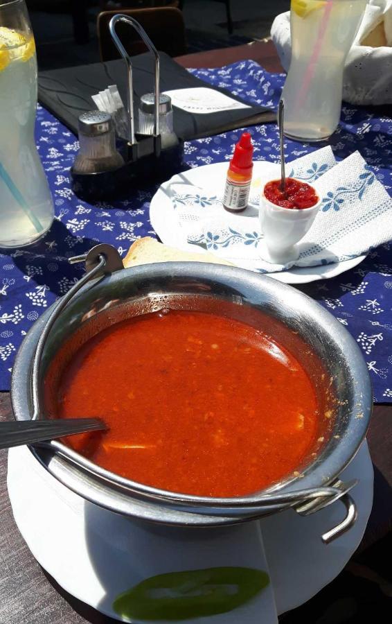 Tassi Halaszcsarda - Sueger Haz Kültér fotó